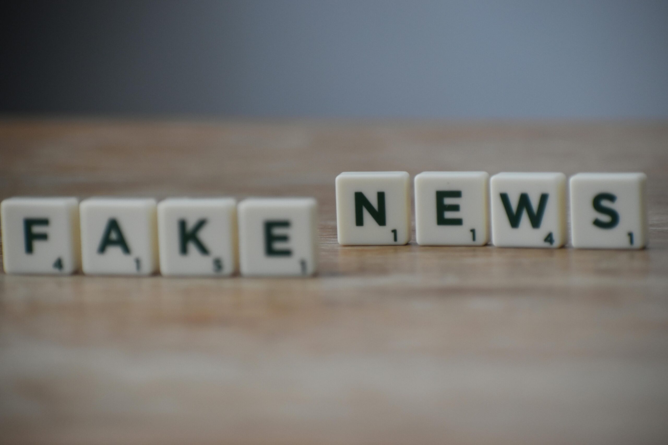 Înțelegerea și Combaterea Fenomenului de Fake News în Era Digitală